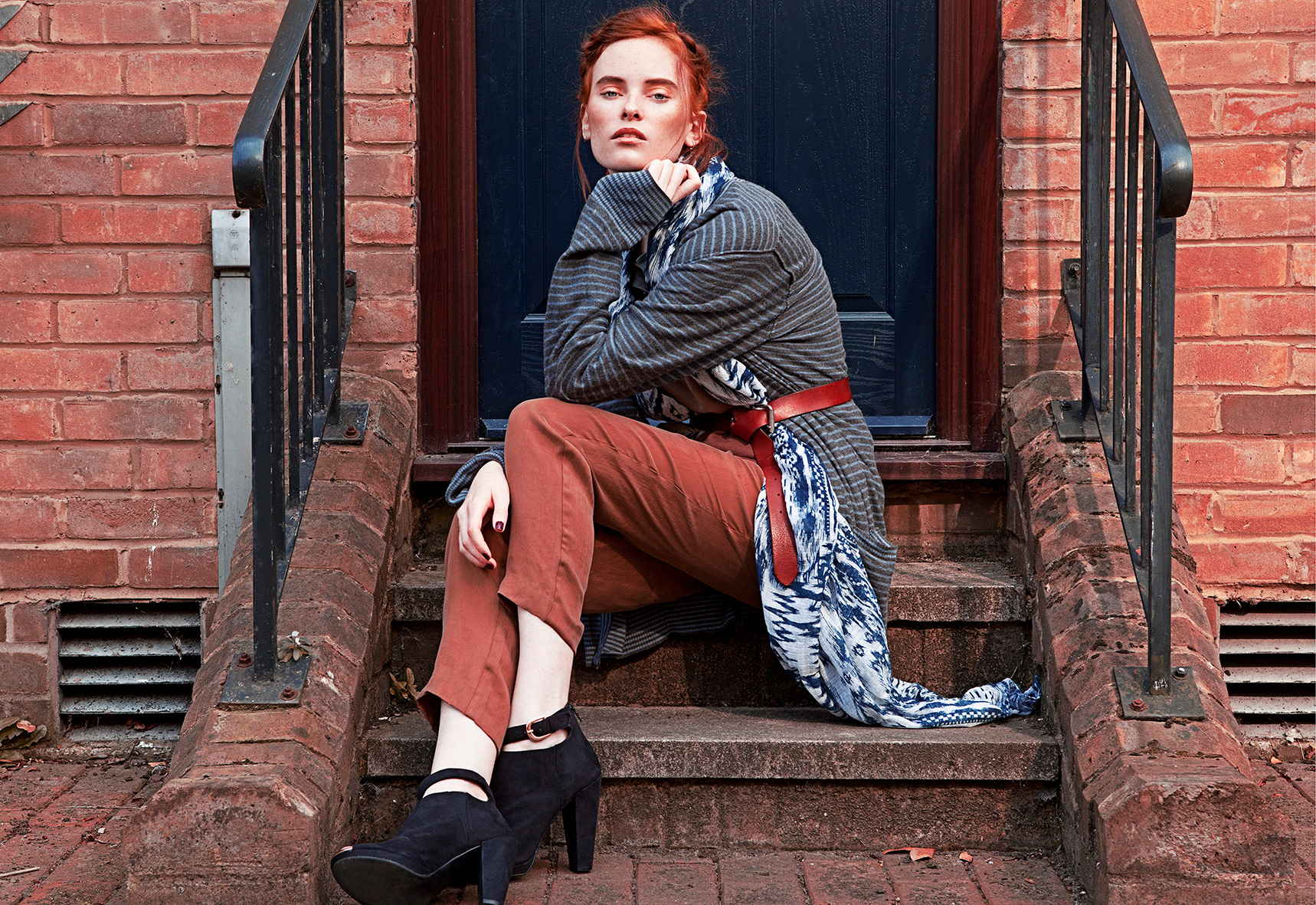 Fashion editorial photography — Red All About It! for Bisous Magazine, by Esther Delgado, Barcelona fashion photographer