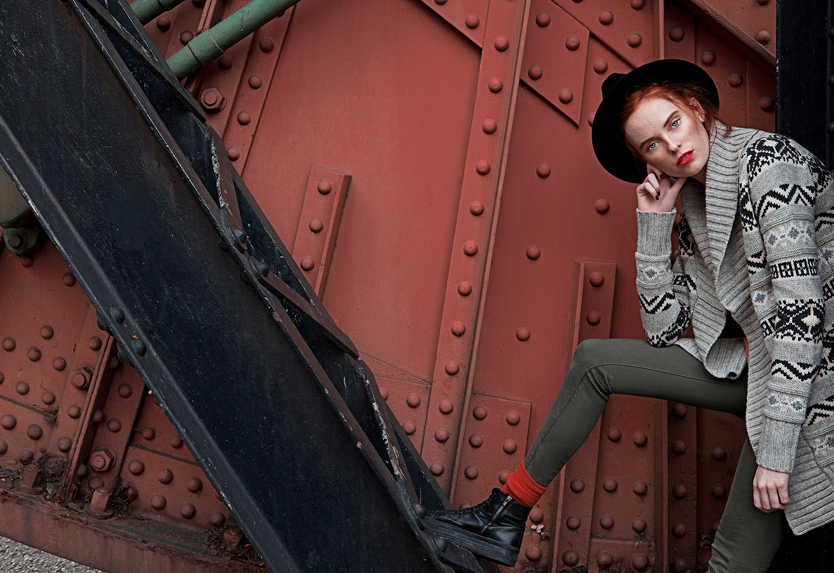 Fashion editorial photography — Red All About It! for Bisous Magazine, by Esther Delgado, Barcelona fashion photographer