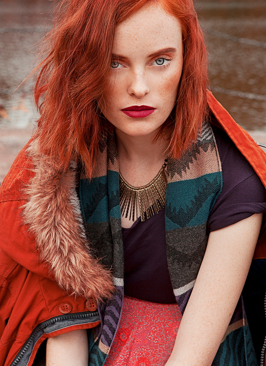 Fashion editorial photography — Red All About It! for Bisous Magazine, by Esther Delgado, Barcelona fashion photographer